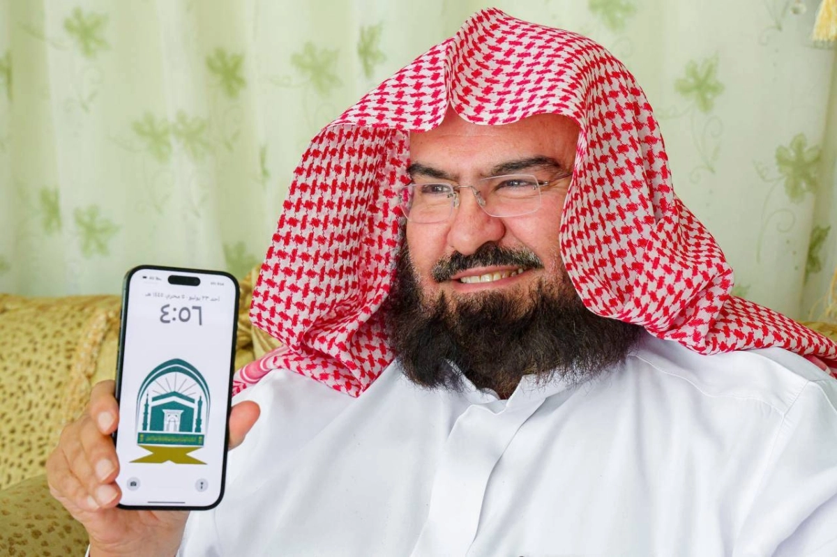 

السديس بعد تدشين الهوية الجديدة                              (مكة)