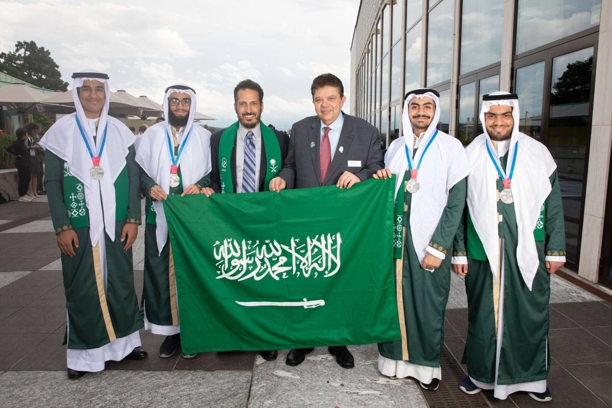 الطلاب الفائزون يحملون العلم السعودي (مكة)