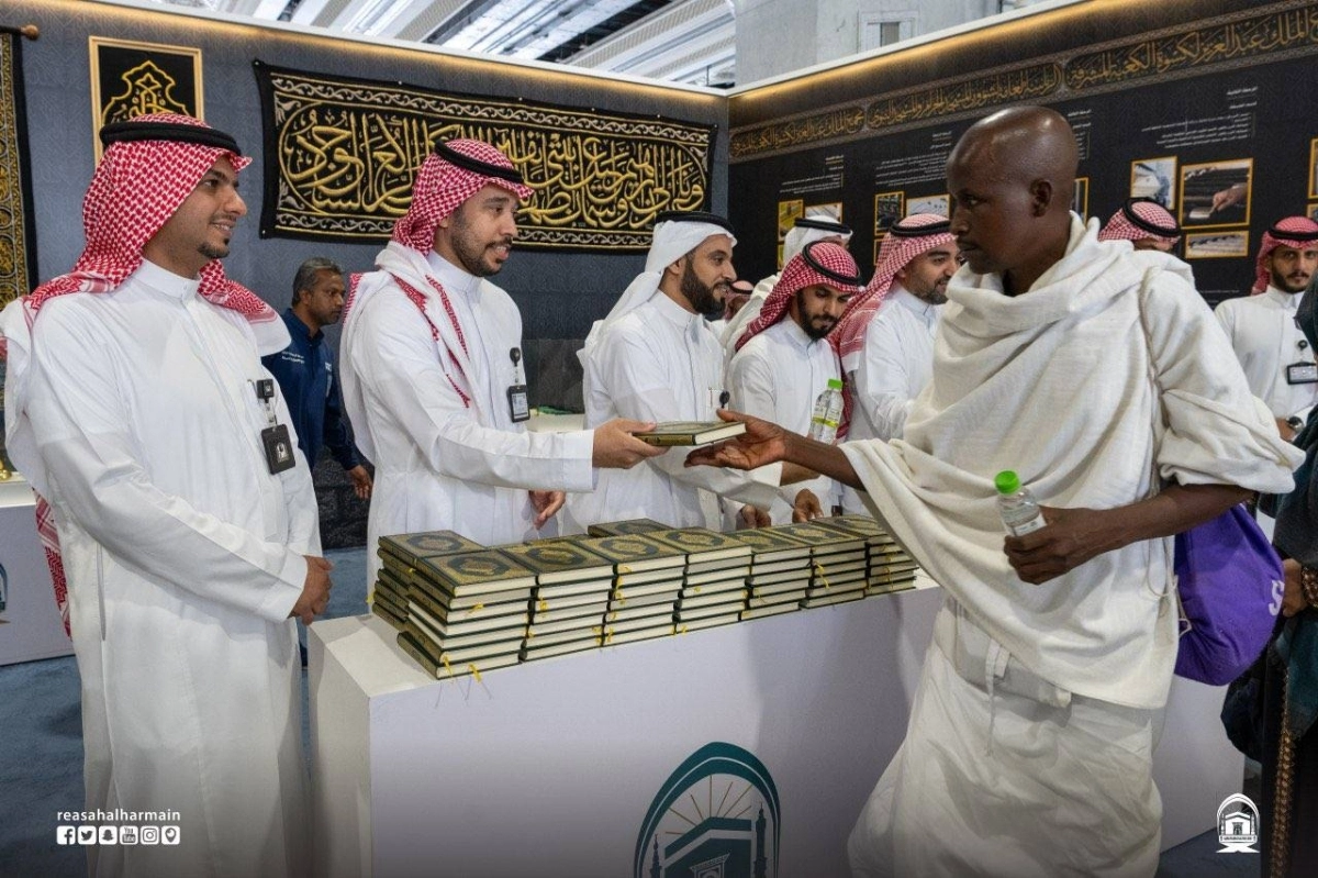 

توزيع المصاحف في معرض استبدال كسوة الكعبة                     (مكة)