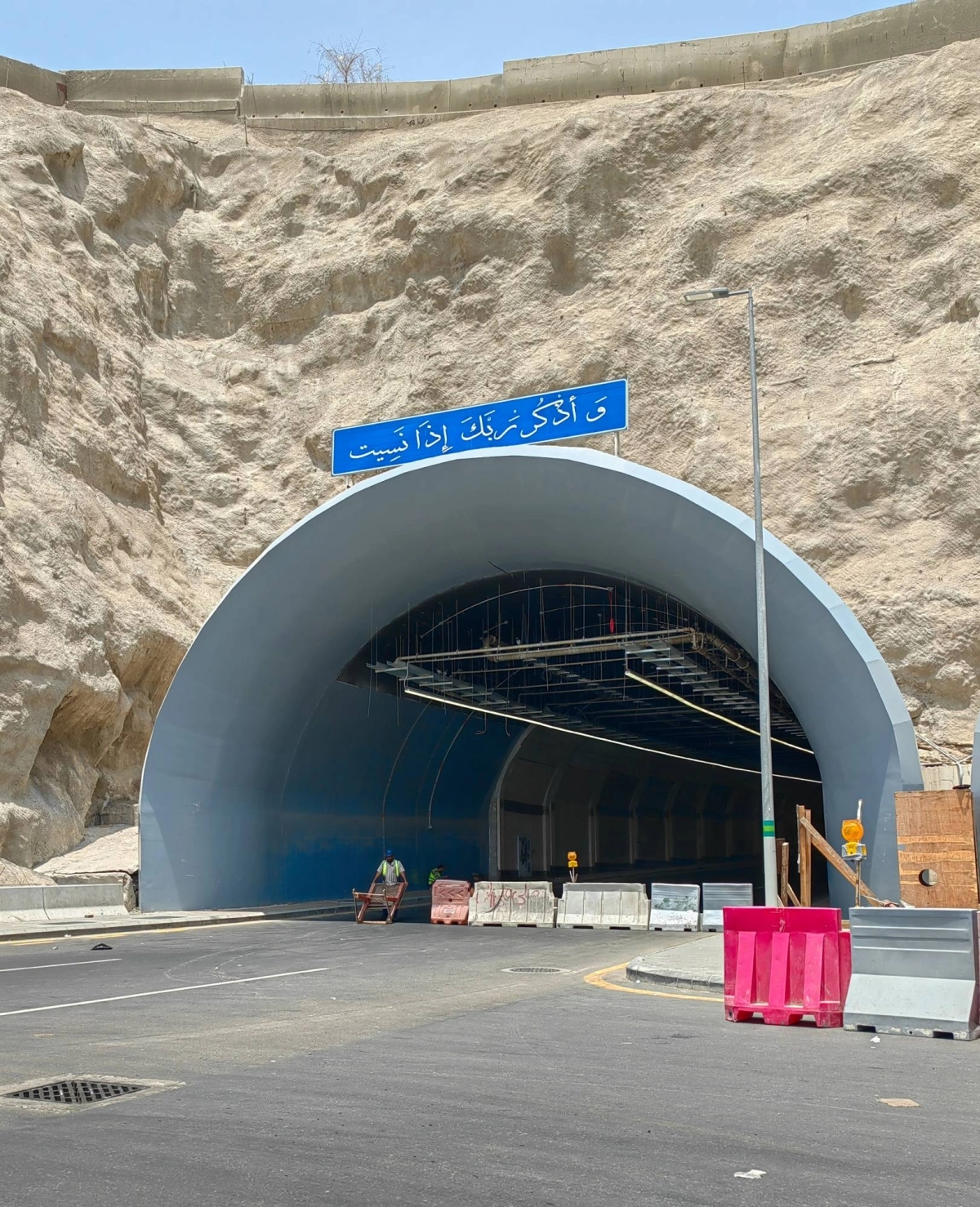 بعد التوقف خلال موسم الحج، عادت الحركة الدؤوبة لاستكمال أعمال الدائري الأول في جميع أجزائه من الأنفاق والخدمات العامة والخطوط والمسارات والتقاطعات. وتم نصب اللوحات الإرشادية والتحذيرية، وذلك استكمالا للمشروع الذي سيؤدي إلى المساعدة في فك الاختناقات المرورية. (أنس الحارثي)