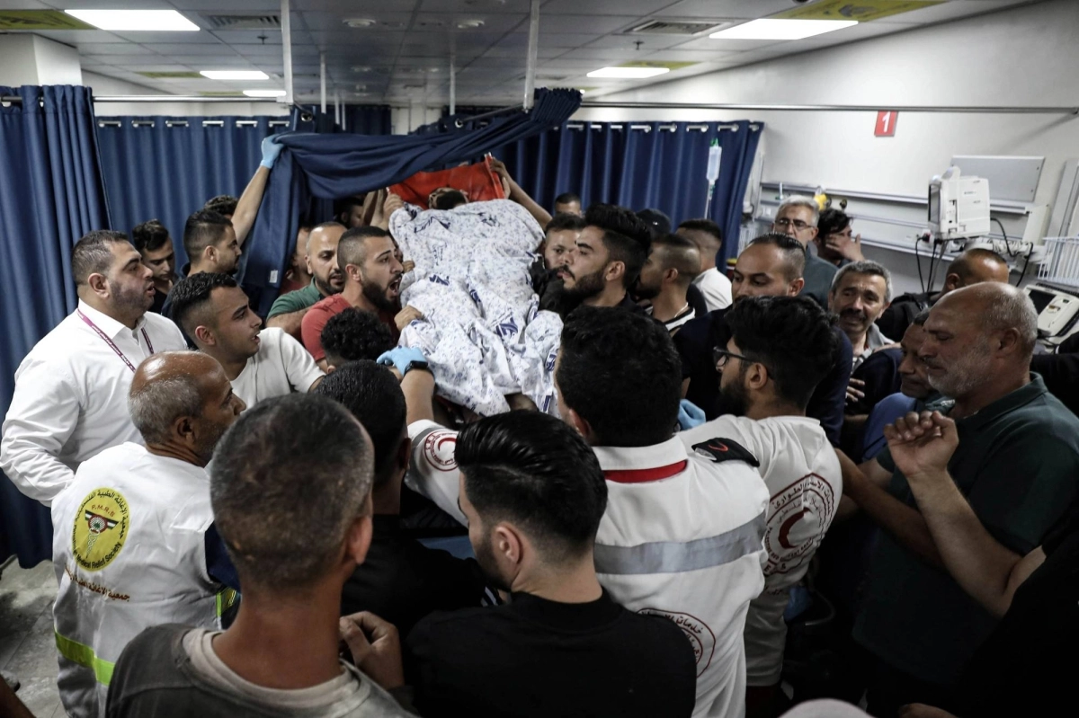 

فلسطينيون يشيعيون أحد شهدائهم         (د ب أ)