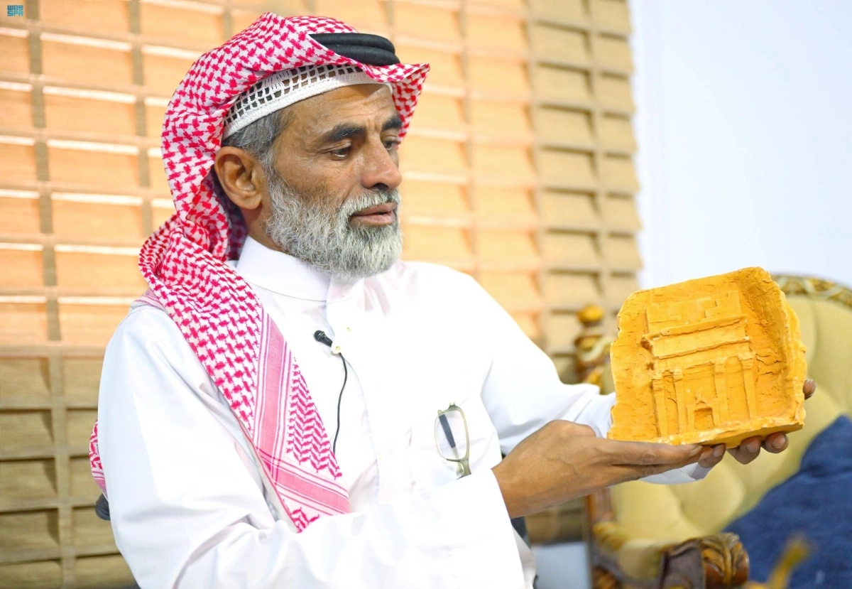 

البلوي خلال ممارسة عمله                                         (مكة)