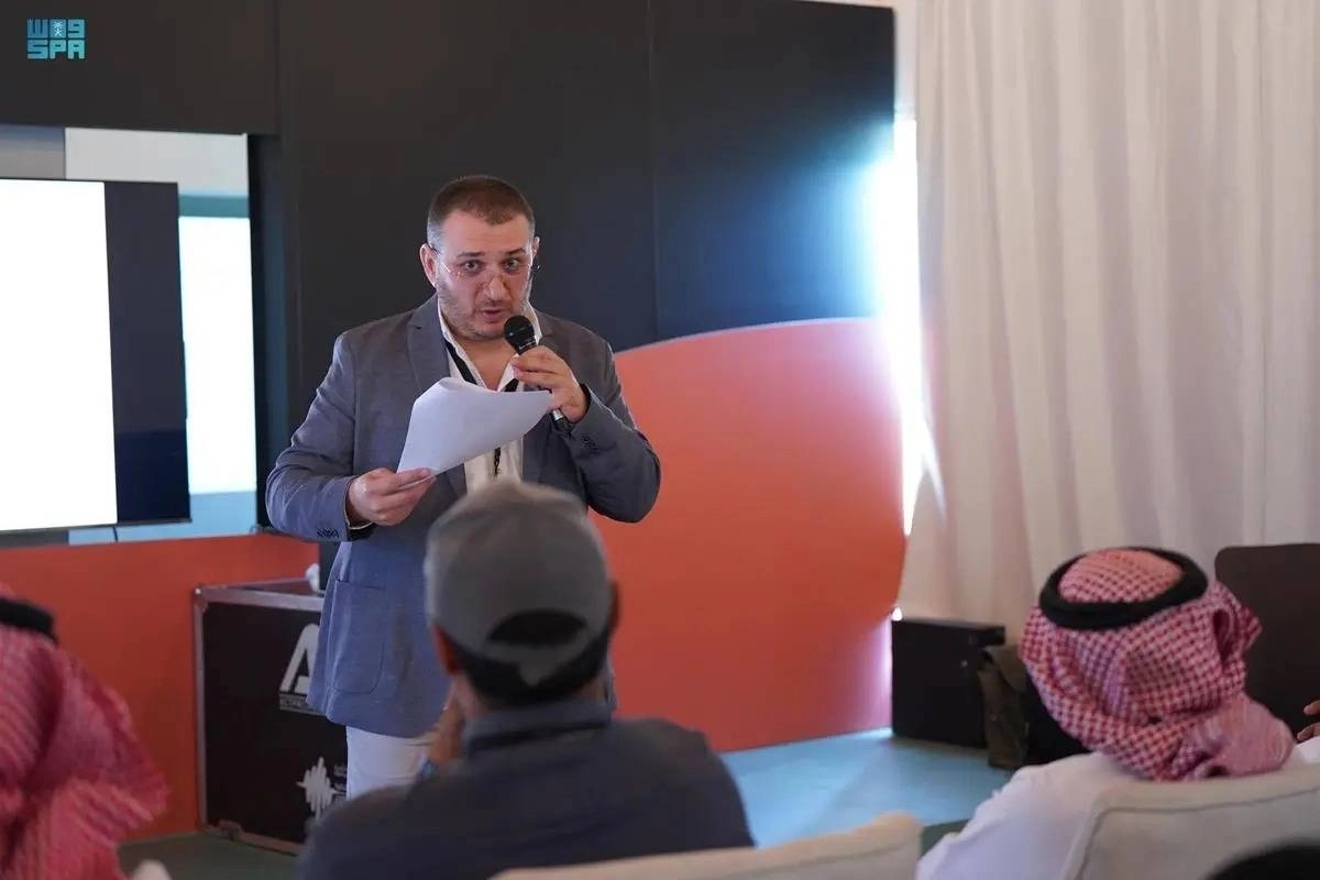 احد المتحدثين في الندوة (مكة)