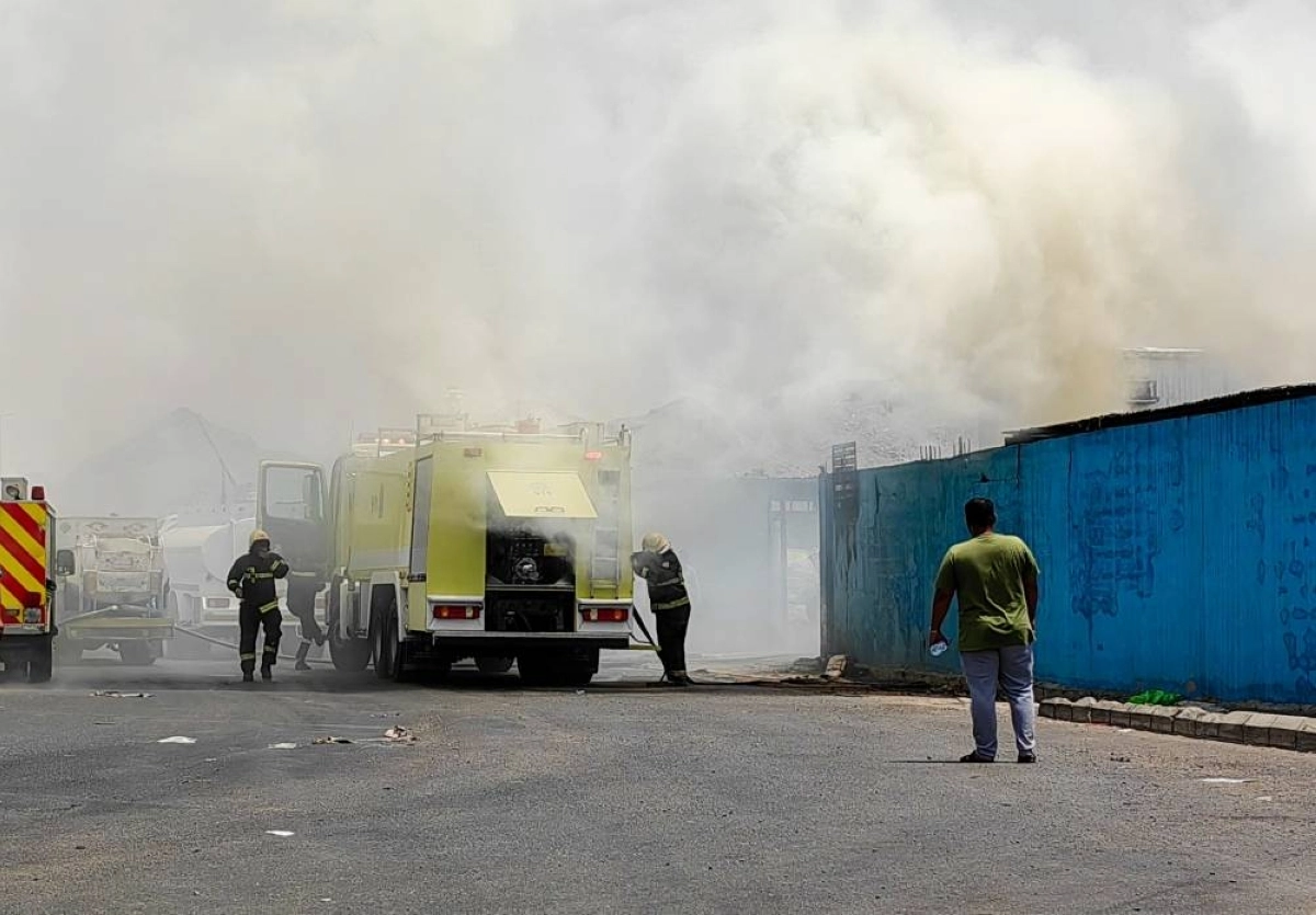 

إخماد حريق في مرمى النفايات بحي العكيشية بمكة               (أنس الحارثي)