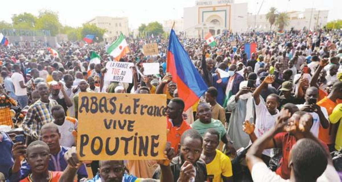 

مظاهرات في النيجر أمام السفارة الفرنسية                                                                (مكة)