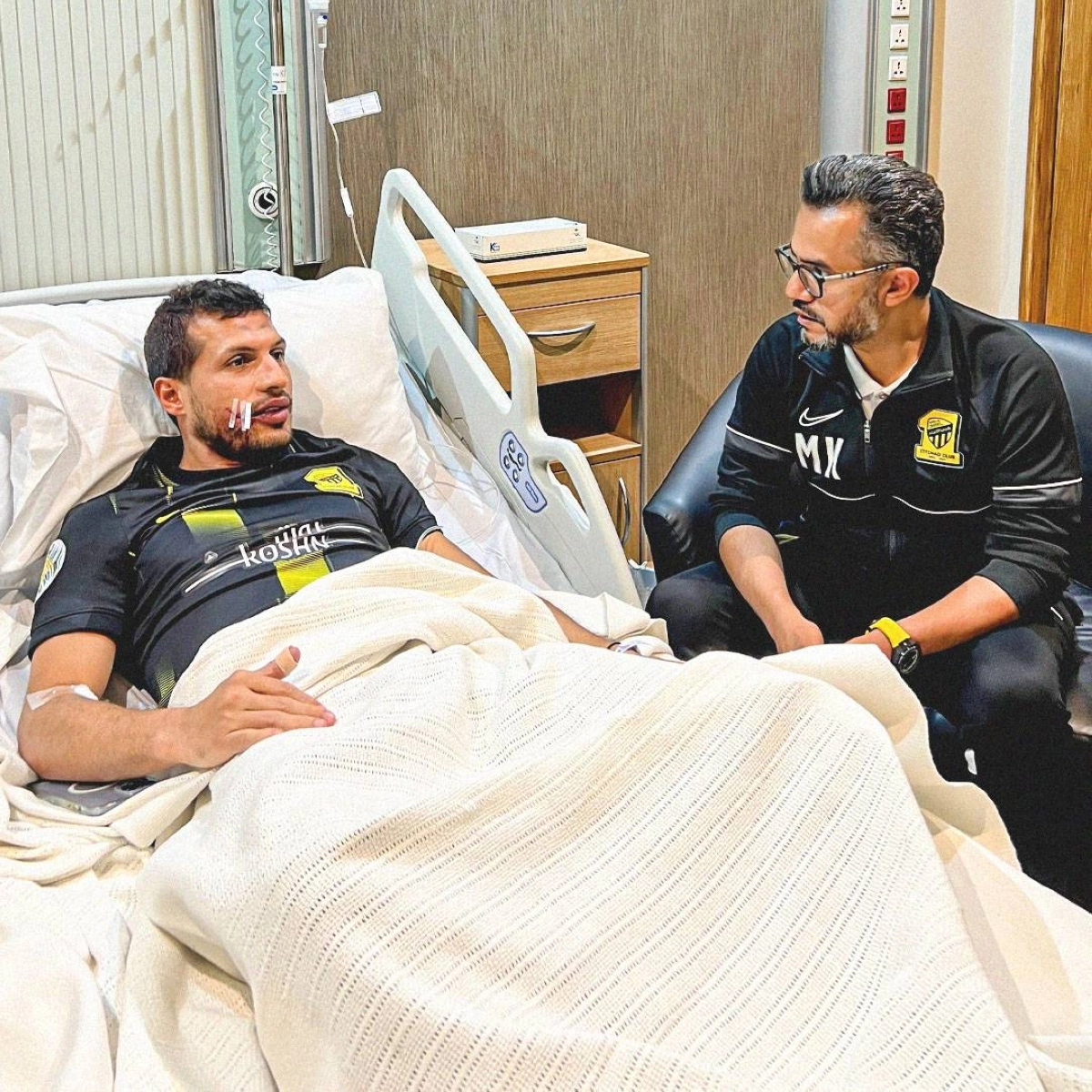 

طارق حامد بعد العملية الجراحية         (إعلامي الاتحاد)