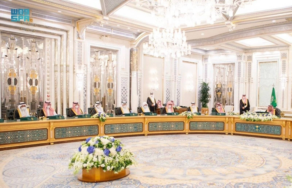 

خادم الحرمين لدى ترؤسه جلسة مجلس الوزراء في قصر السلام بجدة أمس                                                        (واس)