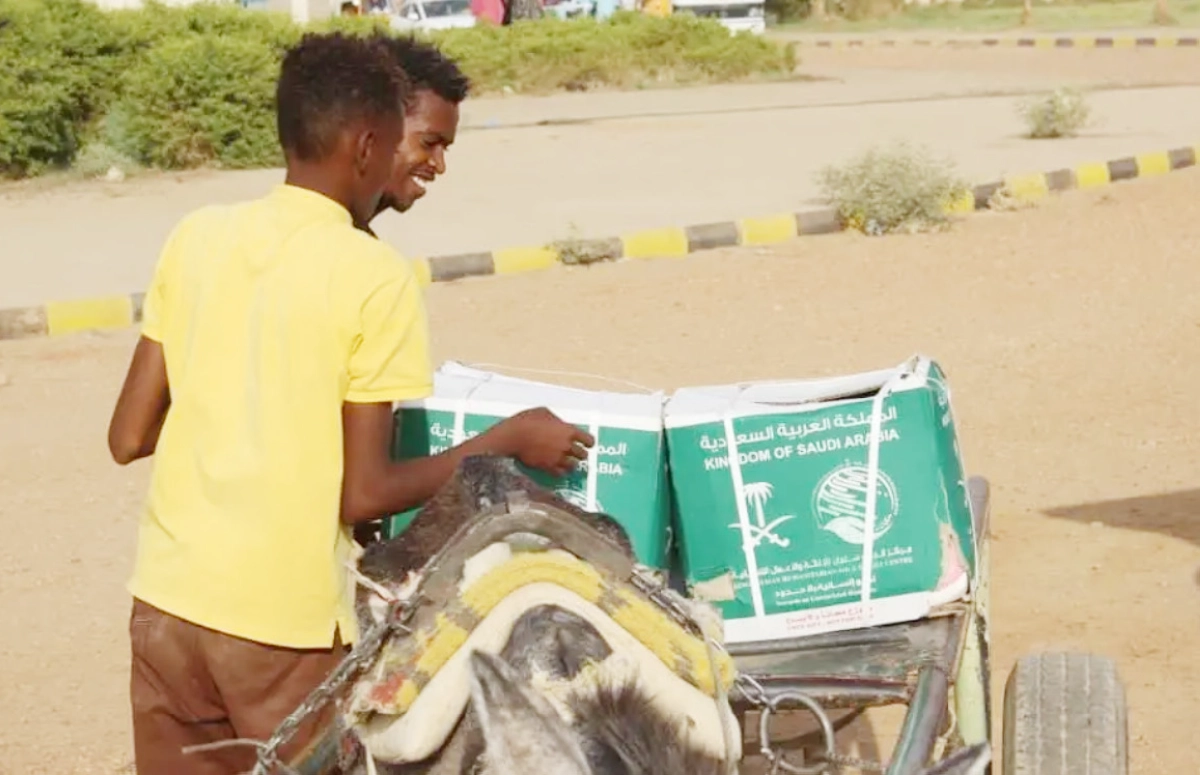 ابتسامة رضا بالسلة الغذائية