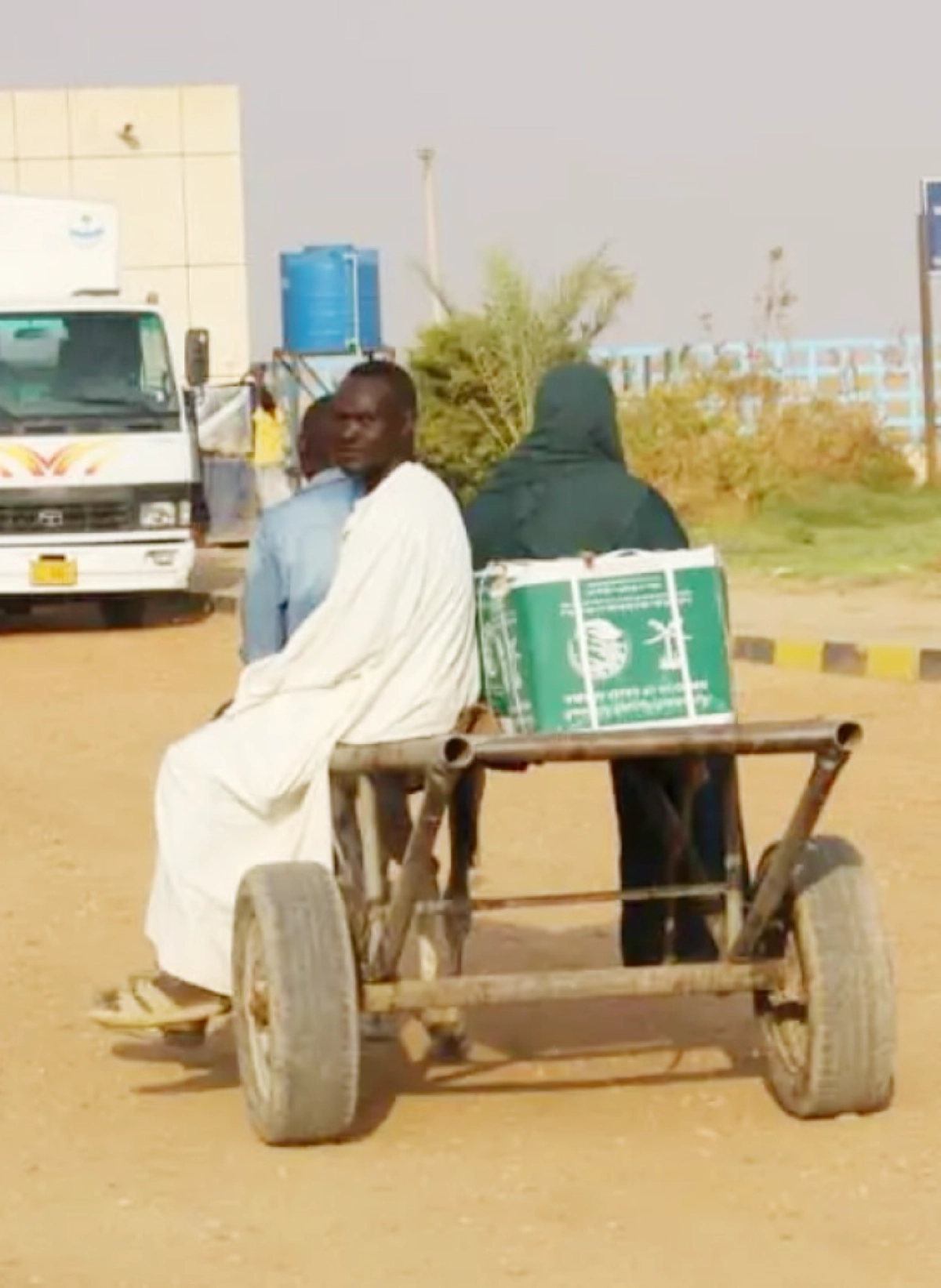 ابتسامة رضا بالسلة الغذائية                                  (واس)