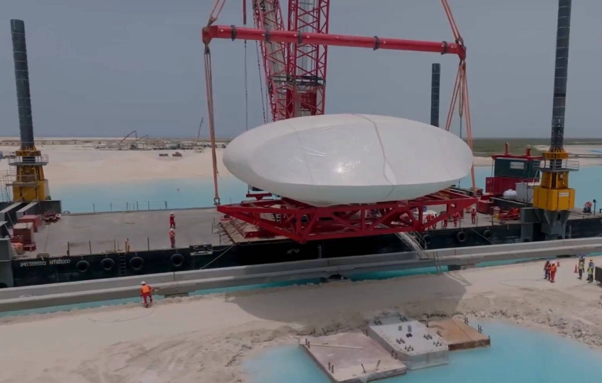 

أثناء تركيب إحدى الفلل في جزيرة  شيبارة