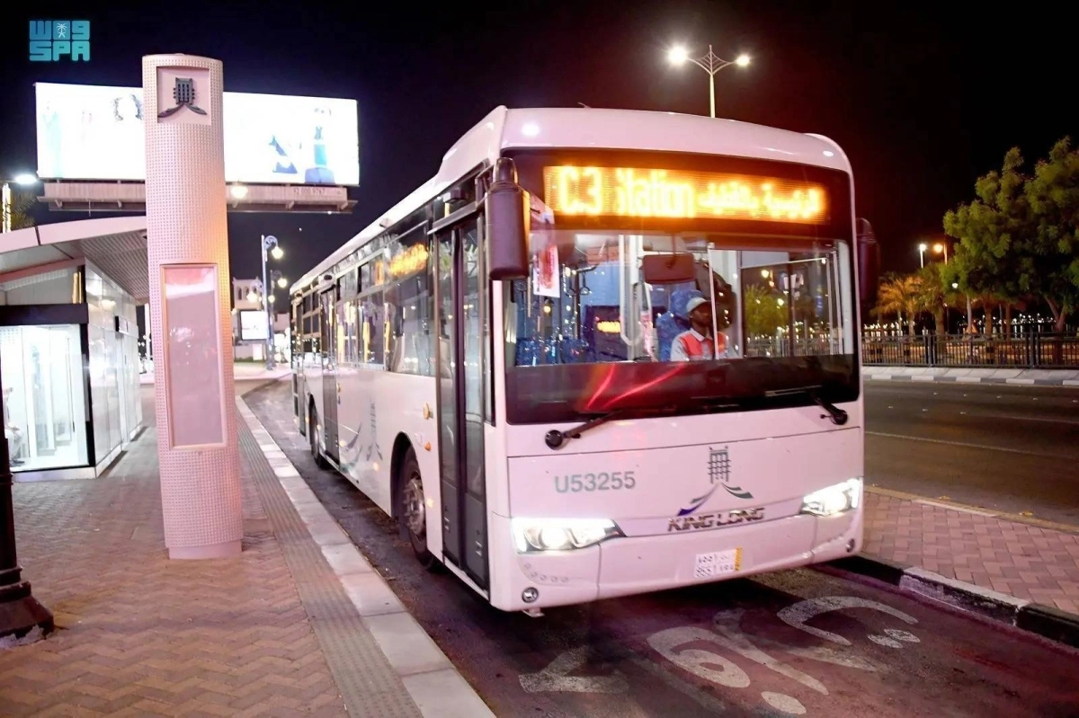 

من أسطول حافلات النقل العام بالشرقية            (مكة)