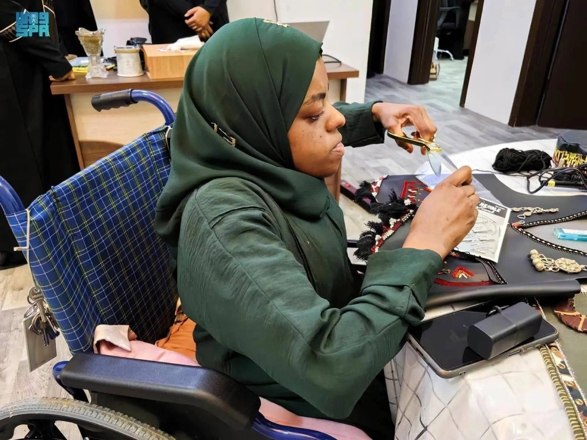 حرفية تضع اللمسات الأخيرة (مكة)