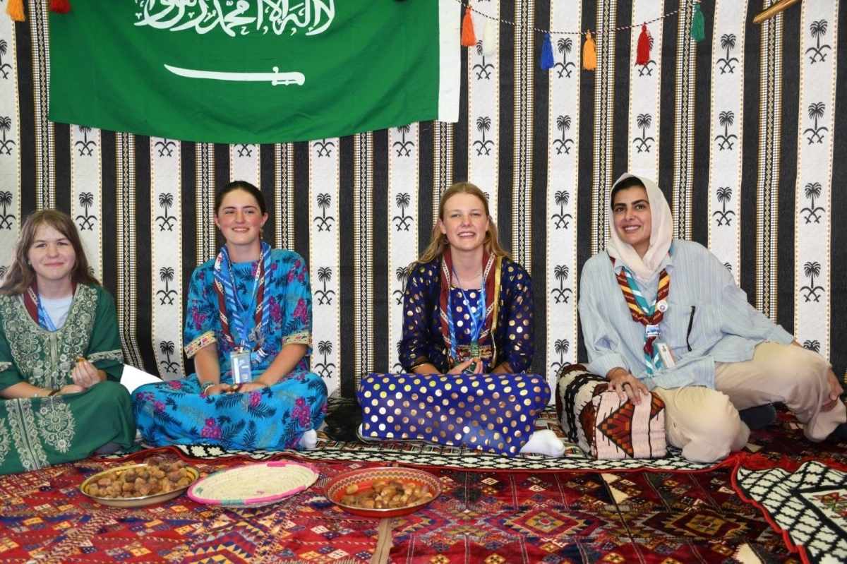 

زائرات أجنبيات بالزي السعودي