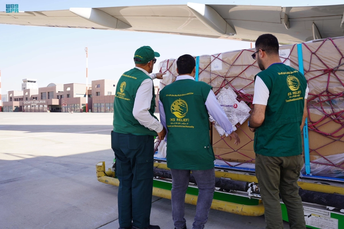 

فريق مركز الملك سلمان يشرف على شحن الطائرة                       (واس)