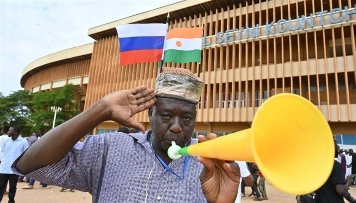 مؤيد للانقلاب يتظاهر في النيجر (مكة)