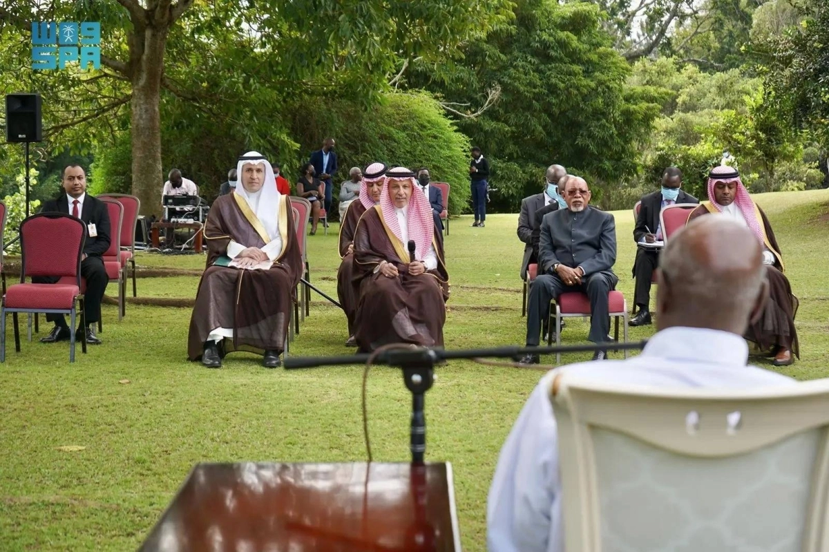 القطان خلال استقبال الرئيس الاوغندي له في المقر الرئاسي
