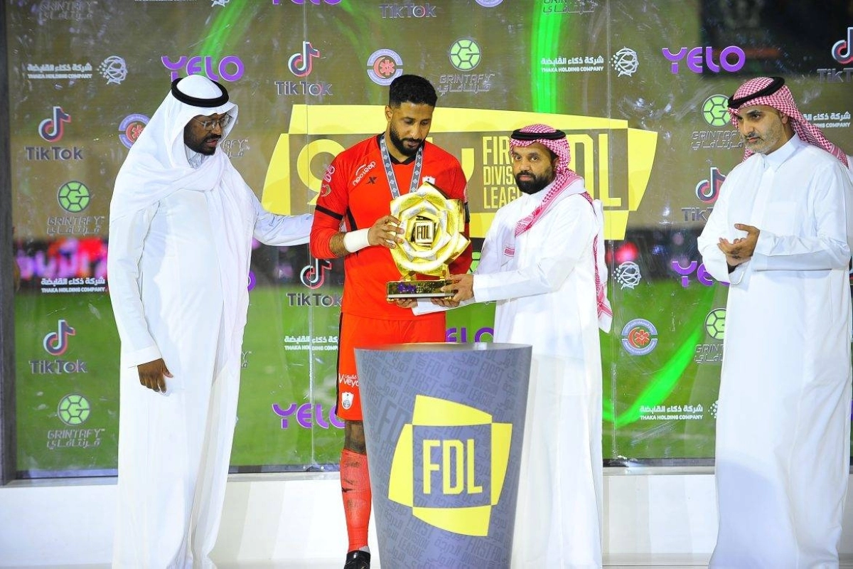 

تتويج الأهلي بدوري يلو الموسم الماضي