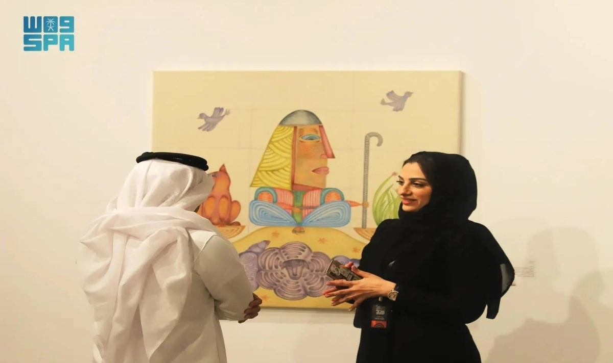 مشاركة تستعرض عملا فنيا (مكة)