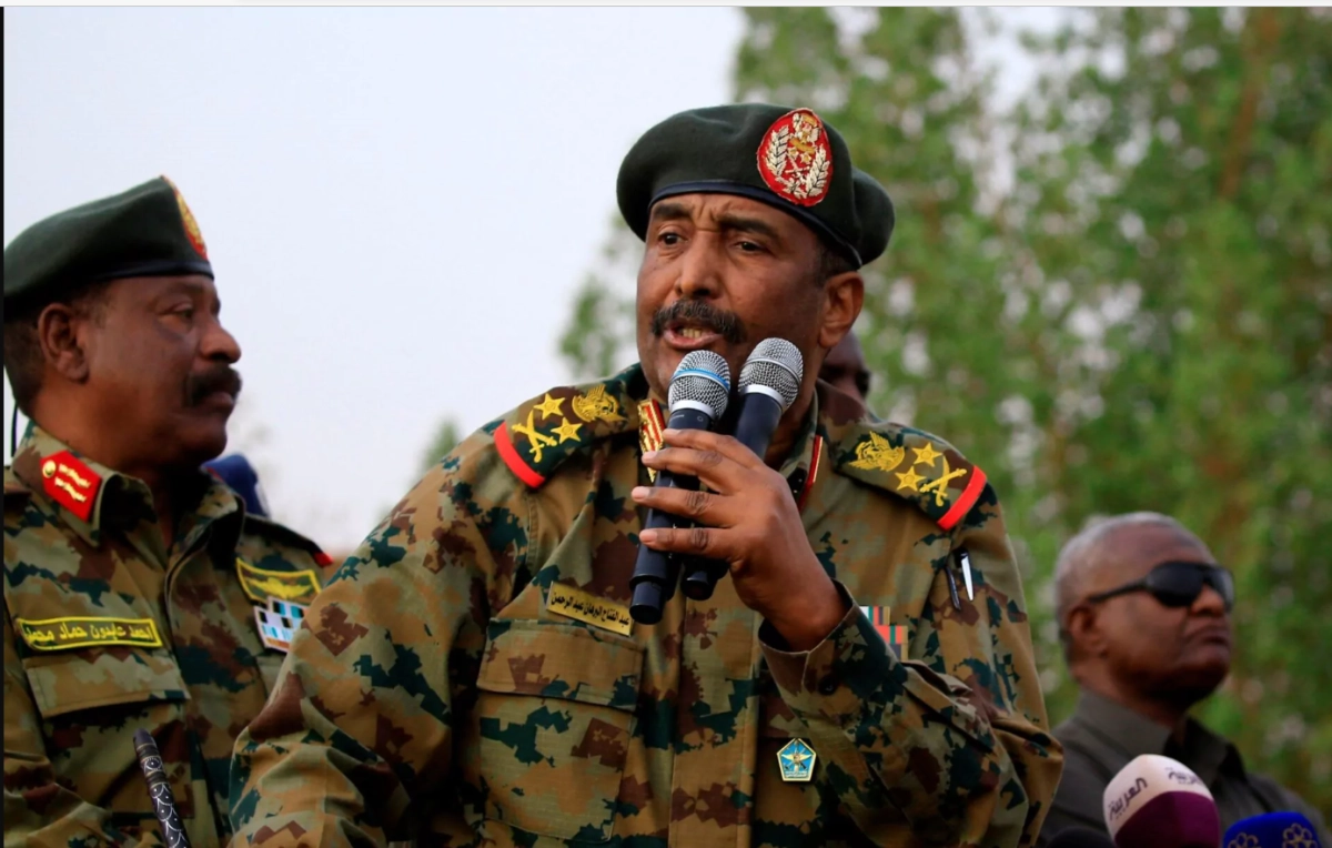 

البرهان يتحدث أمام قيادات الجيش السوداني                      (مكة)