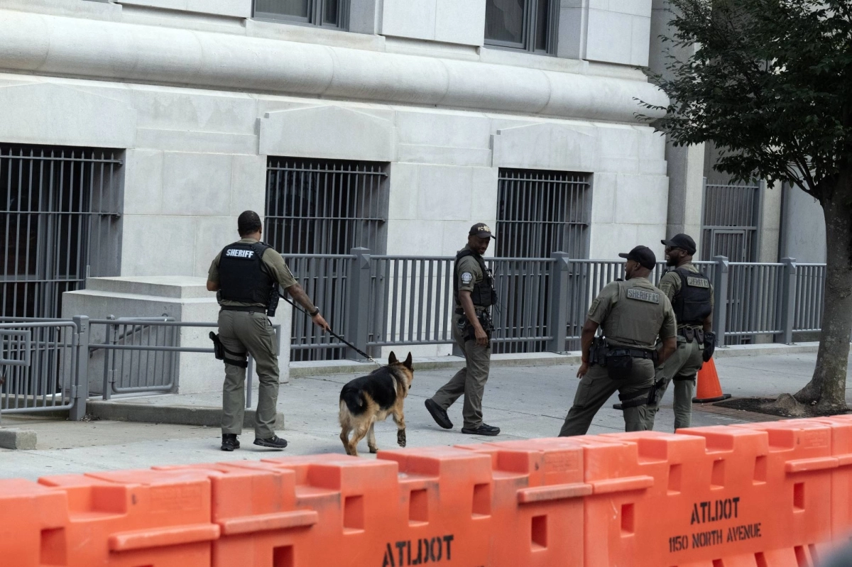 

أحد الشهود لدى خروجه من المحكمة                    (د ب أ)