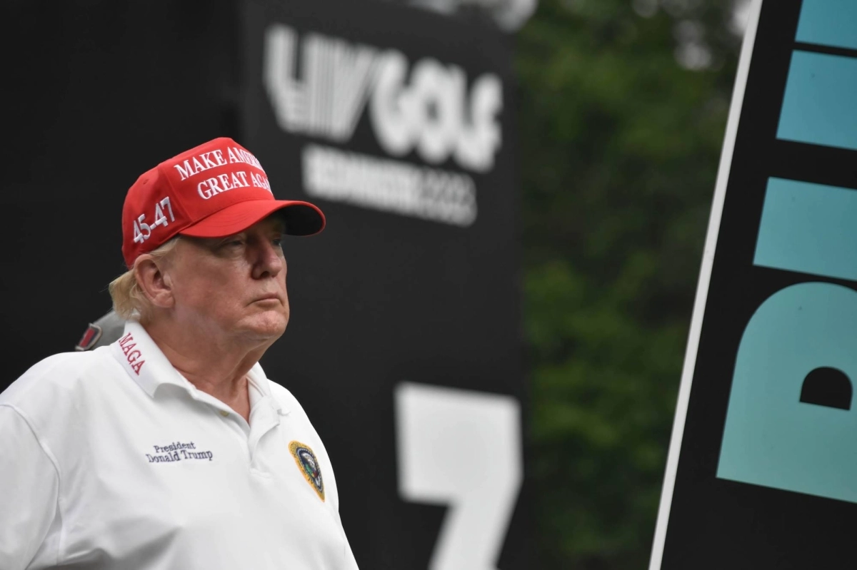 

ترمب يمارس الجولف في ناديه غير عابئ بالاتهامات