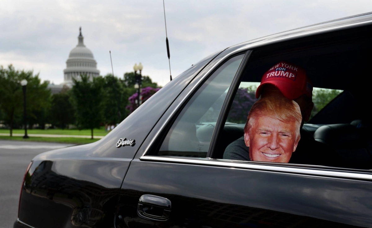 أحد أنصار ترمب يضع وجها له في سيارته