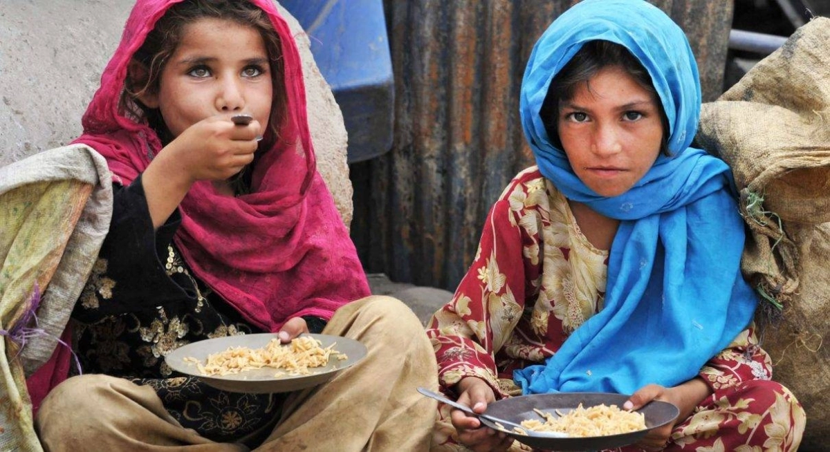 

البحث عن الطعام أهم ما يشغل الأفغان                                               (مكة)