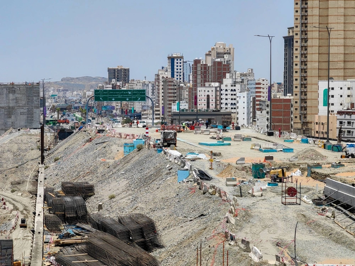 يسابق مشروع «مسار مكة»، أو مشروع المئة مليار، الزمن ليحول الحلم إلى حقيقة، وتصبح العاصمة المقدسة وجهة مختصة بالأعمال والترفيه والتسوق والضيافة، في المنطقة المركزية المحيطة بالمسجد الحرام. (أنس الحارثي)