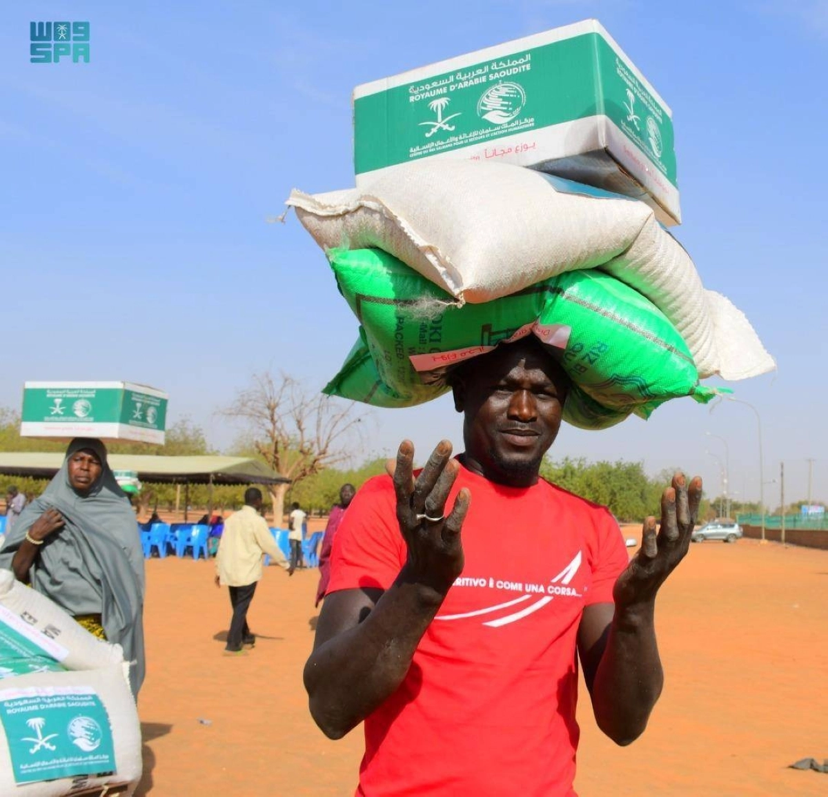 أحد المستفيدين من السلال الغذائية