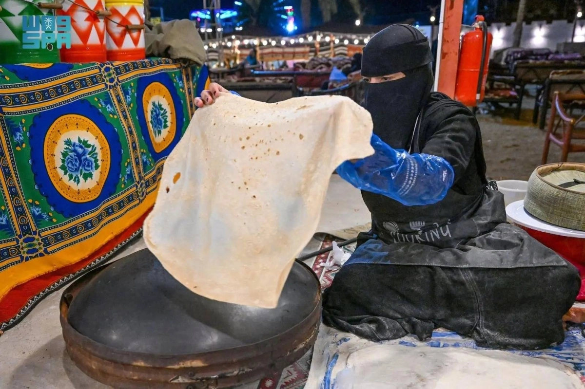 إحدى مراحل صناعة الخبز (مكة)