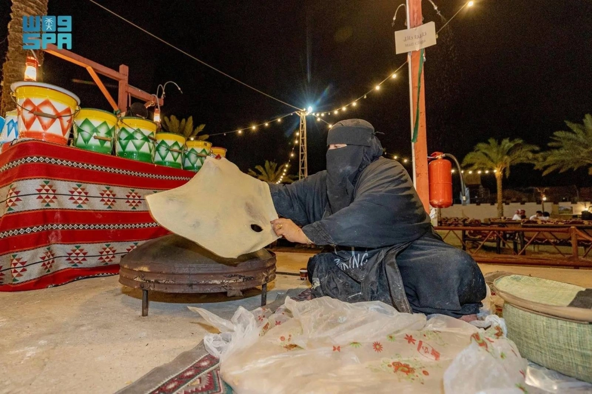 إحدى مراحل صناعة الخبز (مكة)