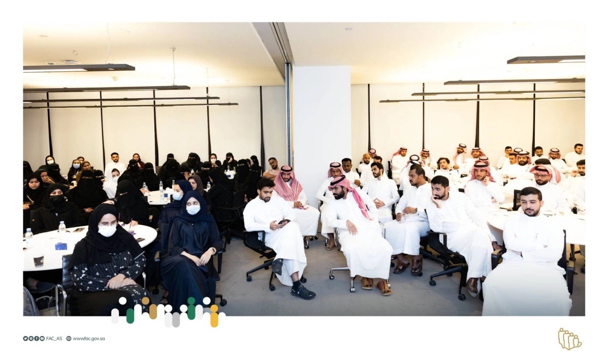 

شباب وفتيات في جلسة حوارية                                                              (مكة)