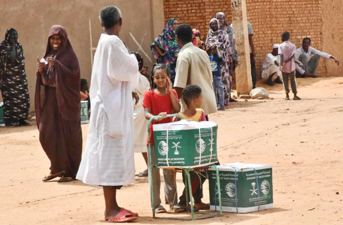 أسرة سودانية تستفيد من المساعدات السعودية (واس)