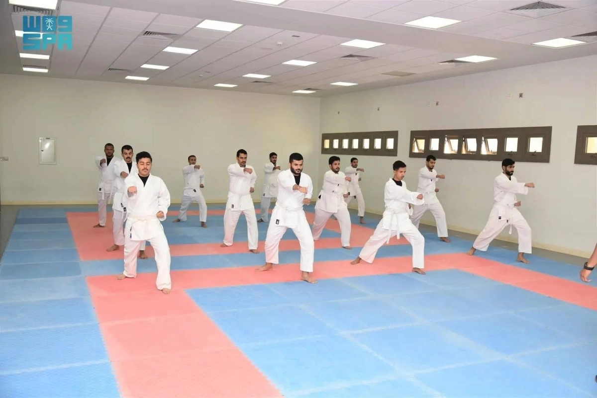 الطلاب يمارسون الالعاب القتالية (مكة)