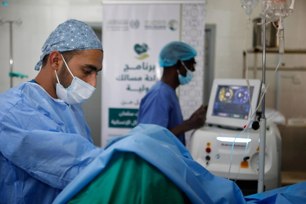 

الفريق الطبي يجري احدى الجراحات         (واس)