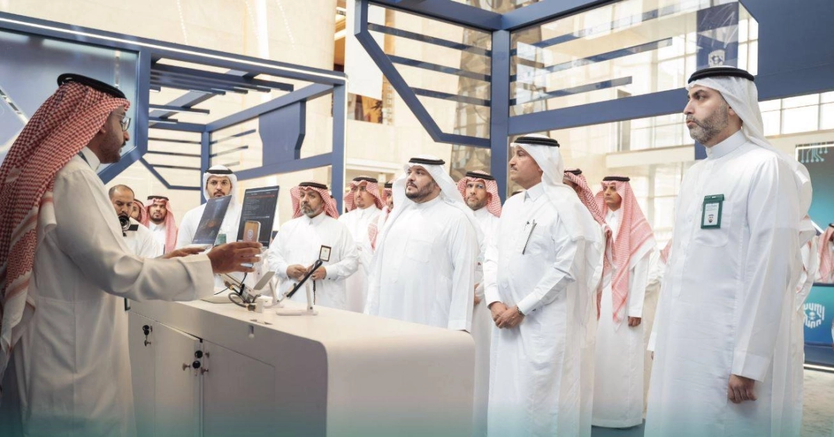 

الجاسر خلال الجولة بالمعرض