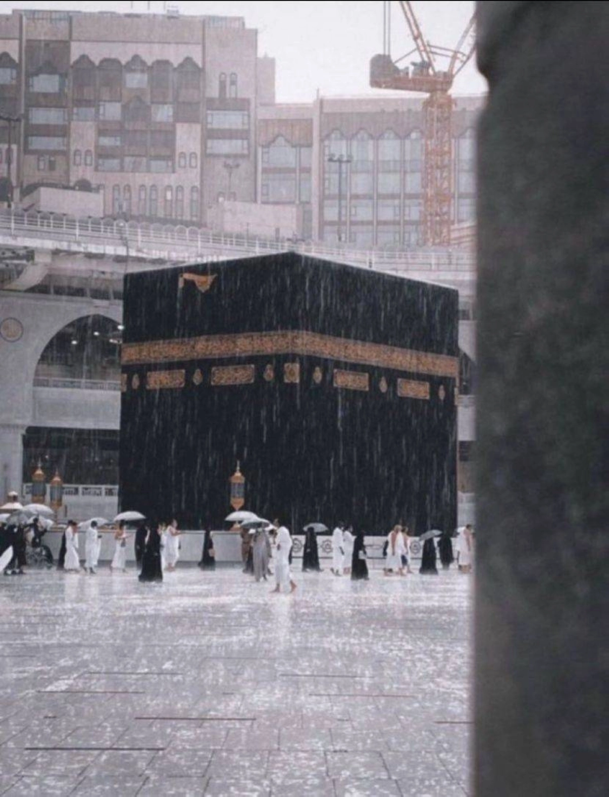 هطلت أمس أمطار غزيرة مصحوبة بعواصف رعدية على أنحاء متفرقة من أحياء العاصمة المقدسة، وتظهر الصور تساقط الأمطار على أستار
الكعبة المشرفة. (مكة)