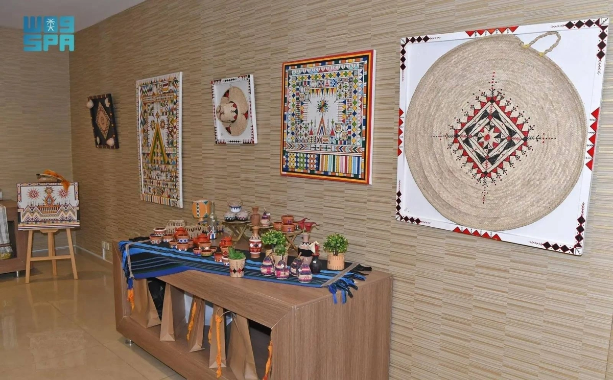 

 جدران تتزين بالقط العسيري                                      (مكة)