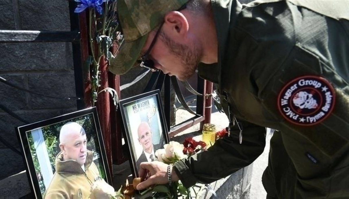 

جندي من فاجنر ينظر لصورة مؤسس الجماعة وقائدها الراحلين            (مكة)