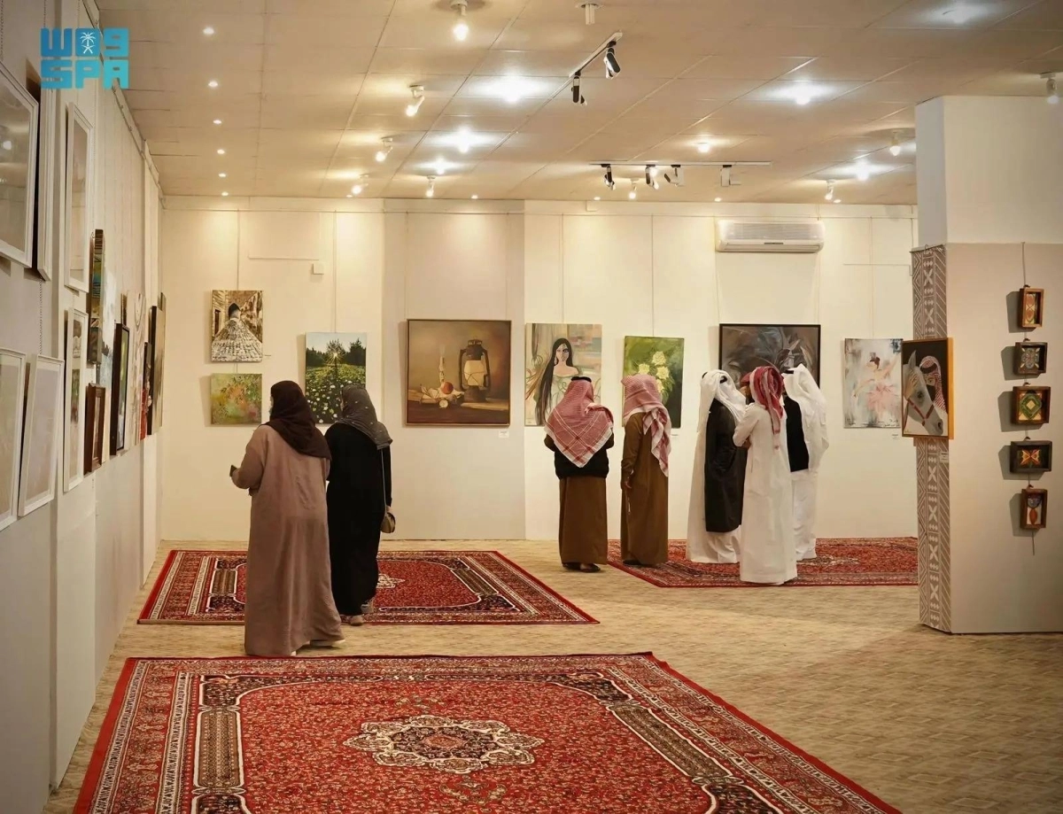 أحد المعارض الفنية بالباحة (مكة)
