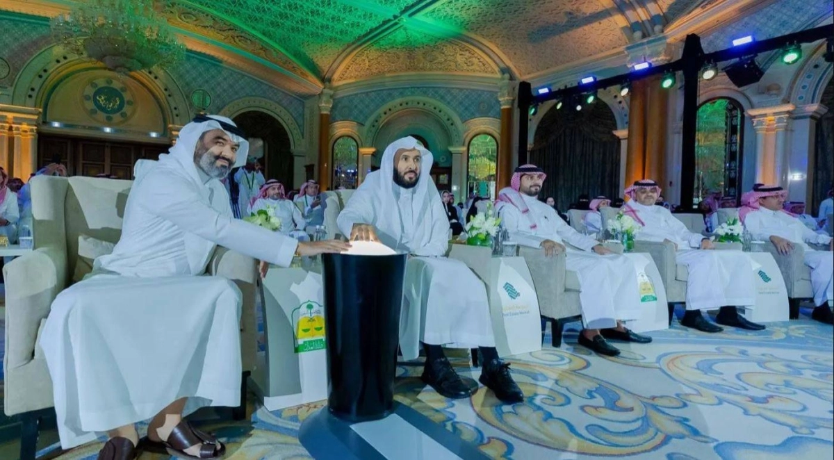 

الصمعاني والسواحة خلال تدشين البورصة العقارية                                (مكة)