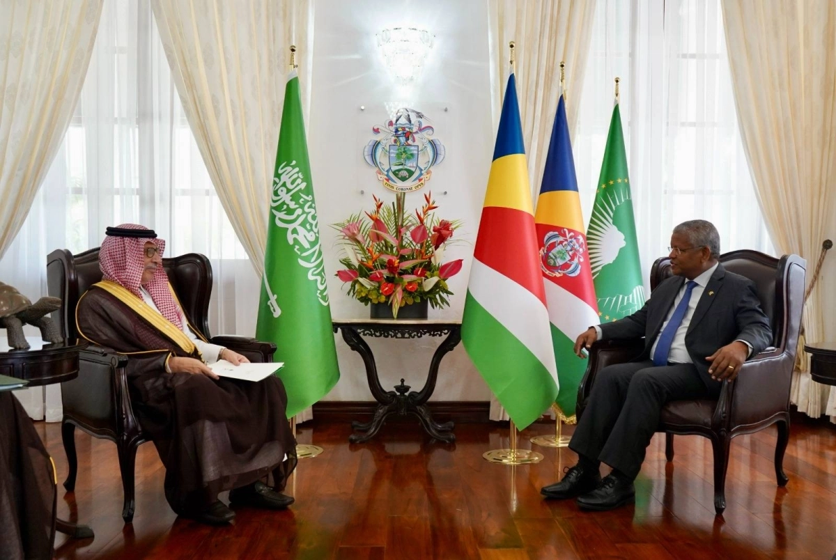 القطان يسلم رسالة خادم الحرمين لرئيس سيشل