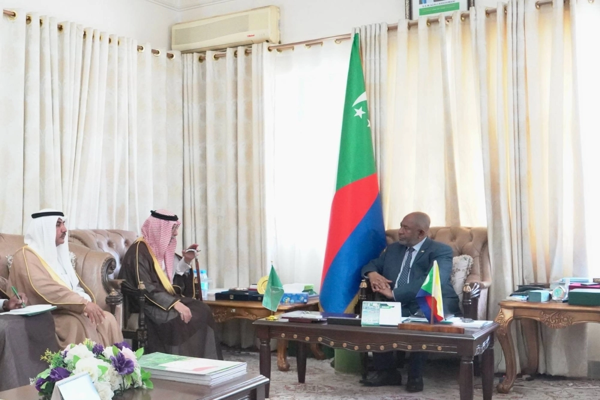 رئيس جزر القمر خلال استقبال القطان