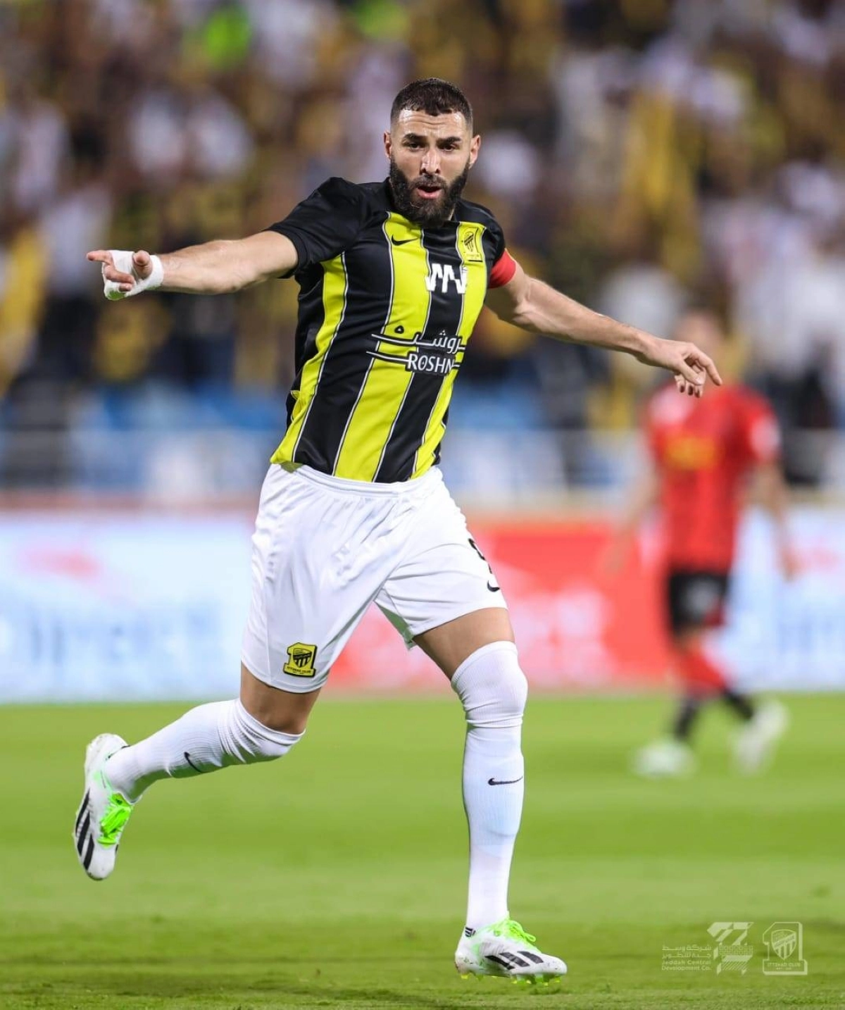 بنزيما يحتفل