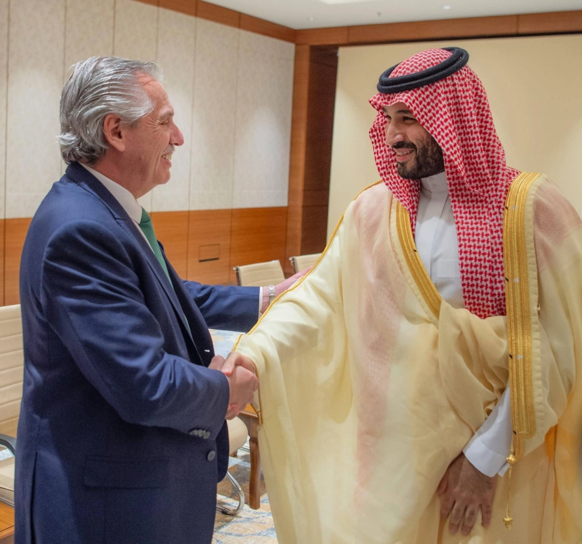 مصافحة بين ولي العهد والرئيس الأرجنتيني