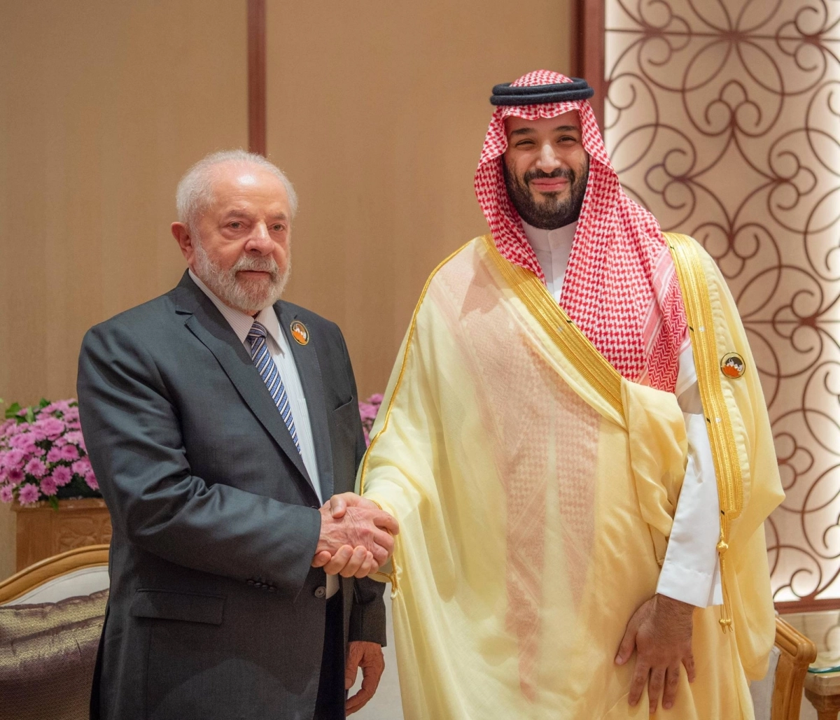 الأمير محمد بن سلمان يصافح رئيس البرازيل