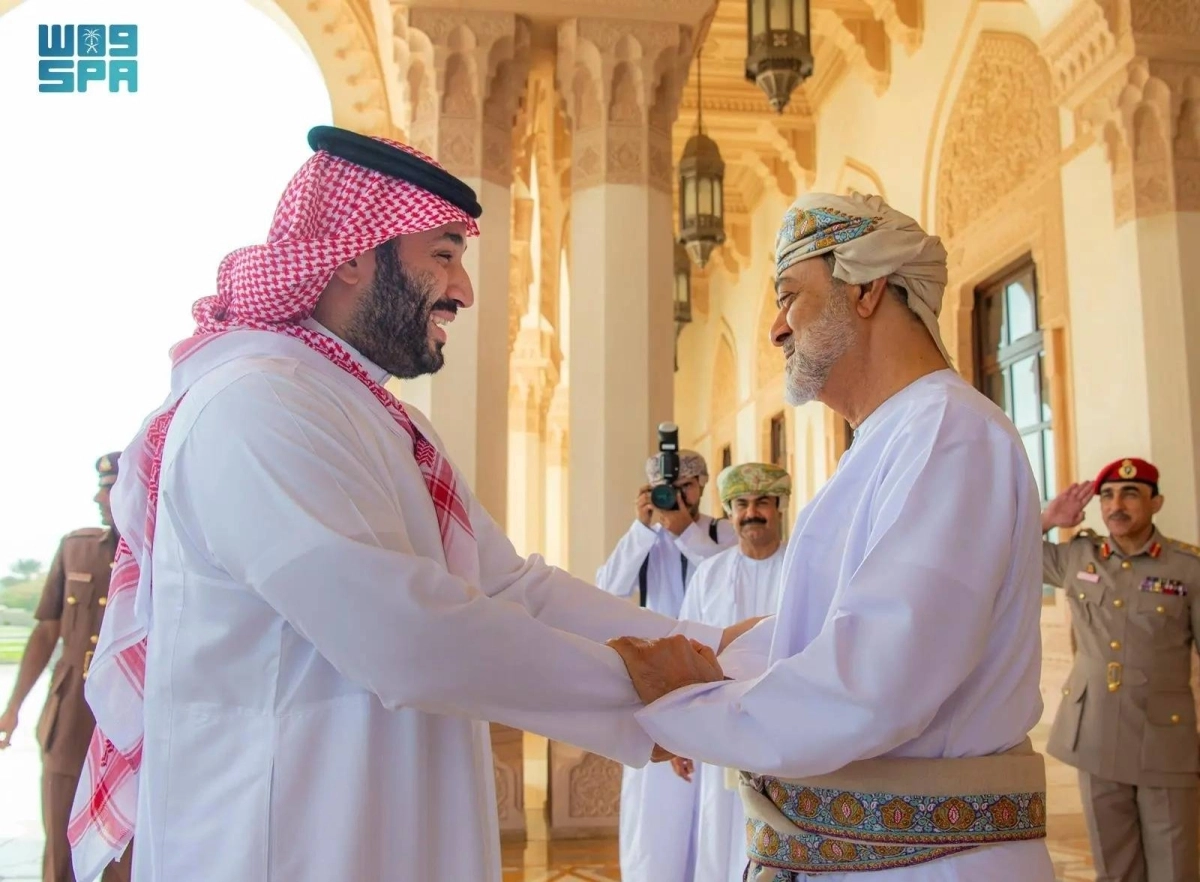 


.. ويصافح سلطان عمان 