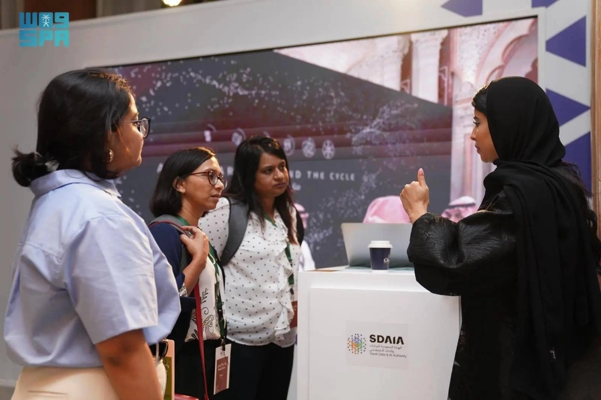 سعودية تشرح لزائرات التطور التقني بالمملكة          (واس)