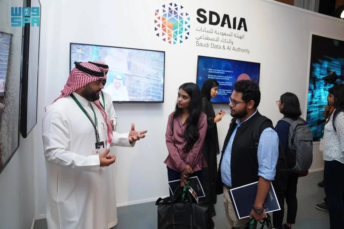 زوار في جناح سدايا بواحة الاعلام