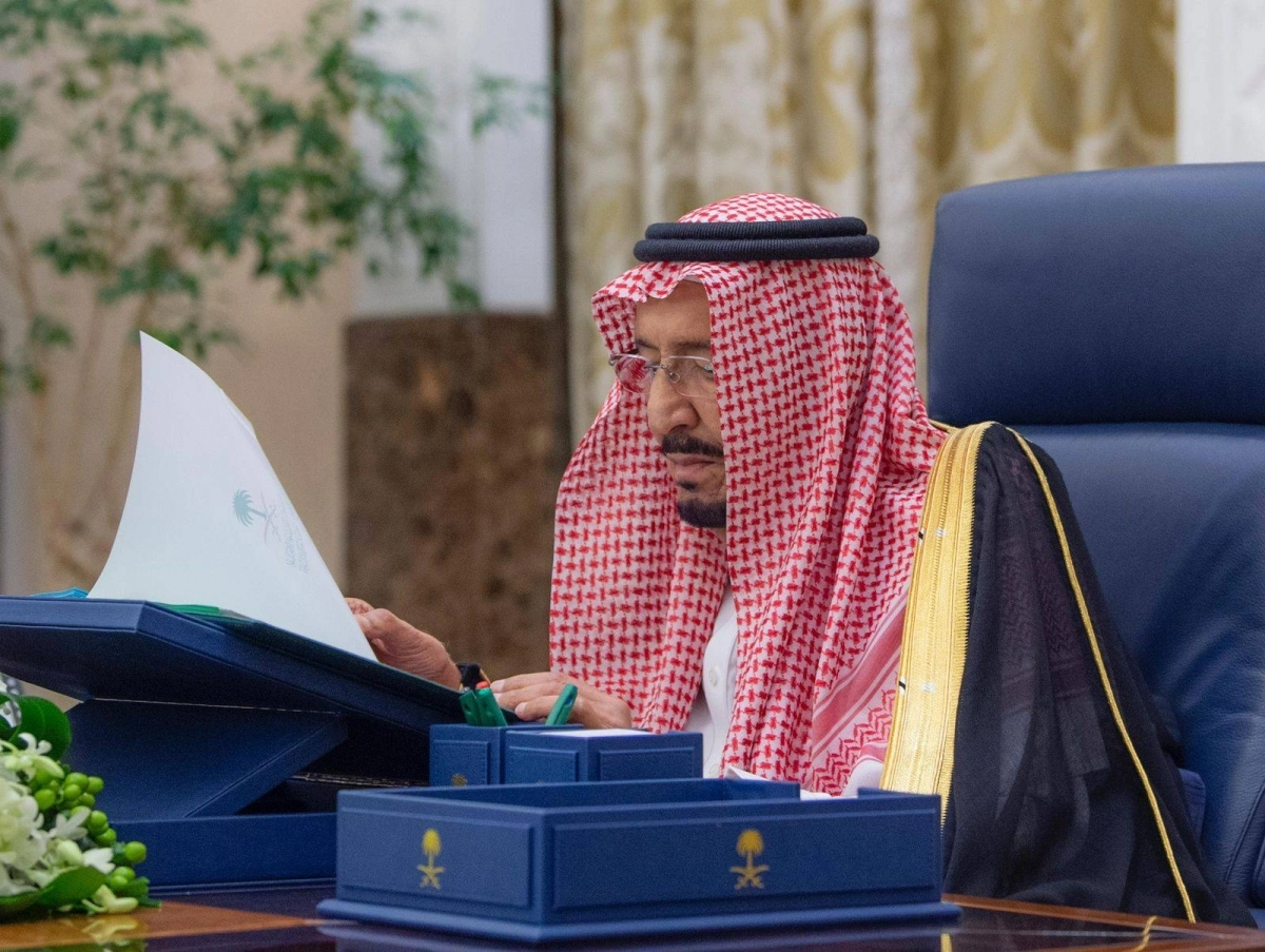 خادم الحرمين لدى ترؤسه جلسة مجلس الوزراء في نيوم أمس (واس)
